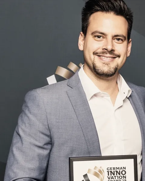 Oliver Sonntag mit der Urkunde des German Innovation Award 2019 für Liquid Guard