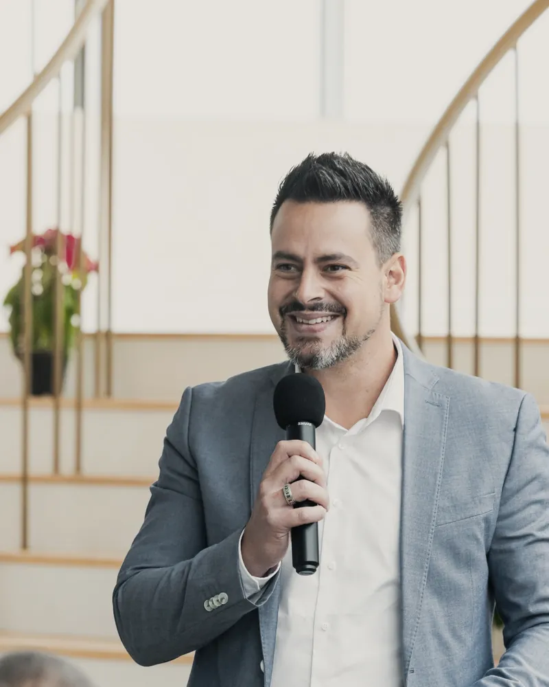 Oliver Sonntag hält einen Vortrag